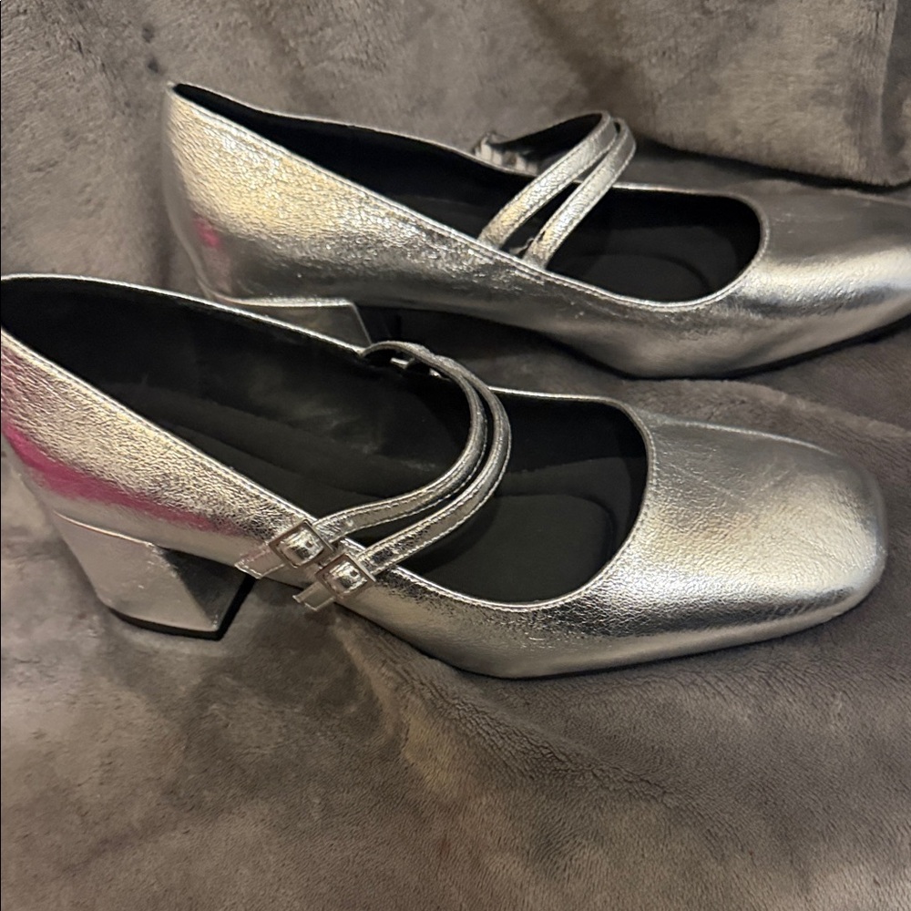 Kenneth Cole Reaction Women's Metallic Silver Heels - Picture 2 of 6